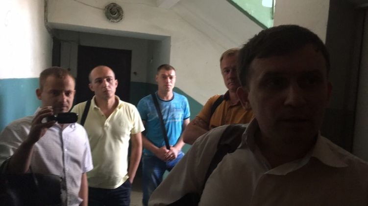 В редакции "Страны" и в домах журналистов СБУ проводит обыски