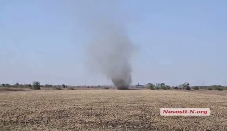 В поле под Николаевом возник пылевой вихрь Видео