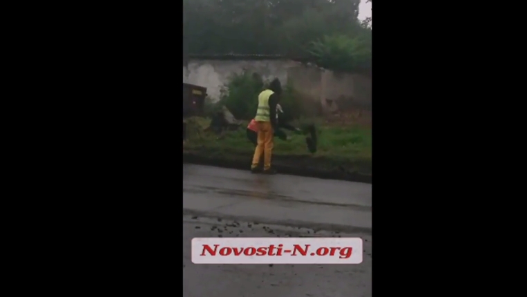В Николаеве засняли на видео дорожников, разбивающих канализационный люк