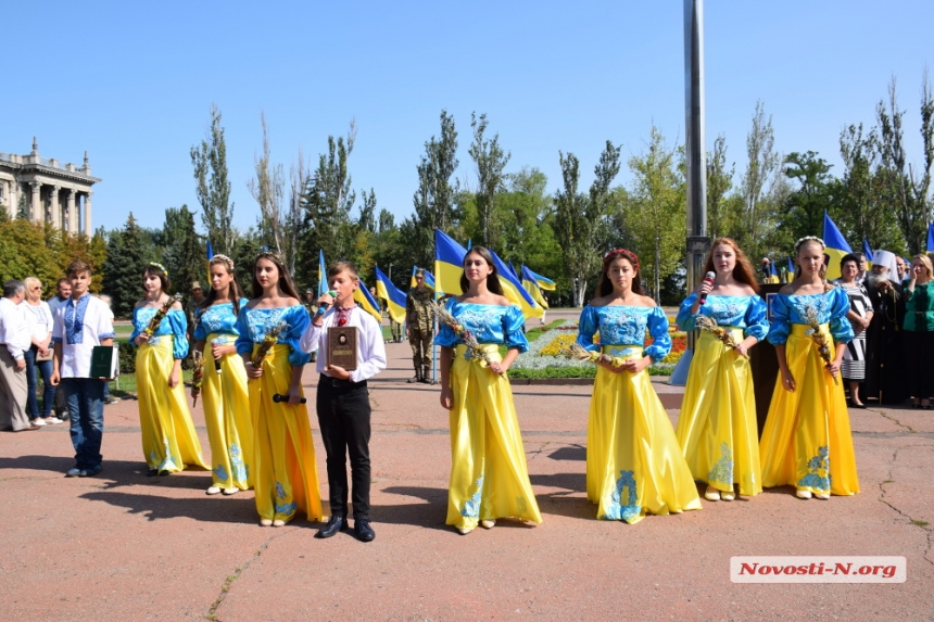 В Николаеве торжественно подняли Государственный флаг