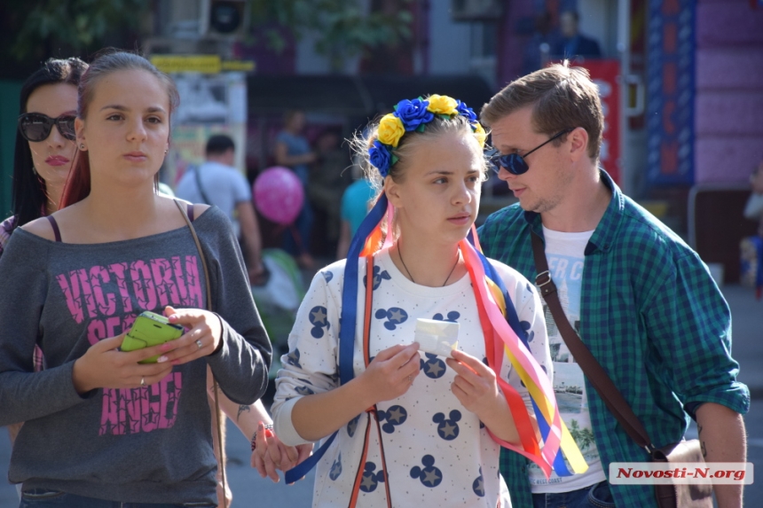 Прогулка николаевцев по главной улице в День Независимости. ФОТОРЕПОРТАЖ