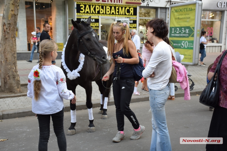 Прогулка николаевцев по главной улице в День Независимости. ФОТОРЕПОРТАЖ