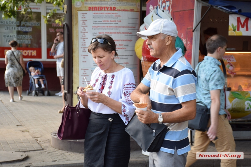 Прогулка николаевцев по главной улице в День Независимости. ФОТОРЕПОРТАЖ