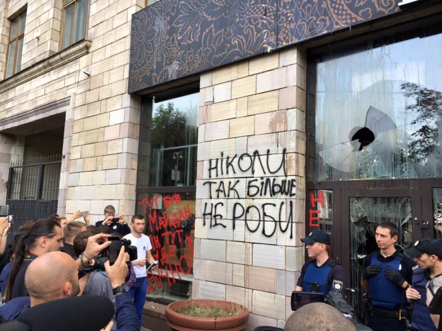 Владельцу магазина на Грушевского за уничтожение граффити грозит от 2,5 тыс. грн штрафа до трех лет тюрьмы, – Вятрович