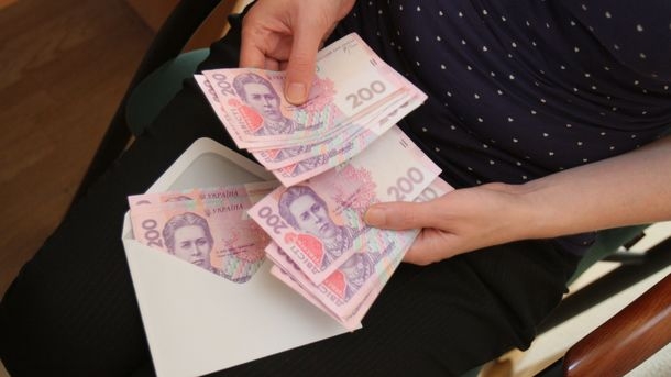 Средняя зарплата снизилась: стали ли украинцы беднее и кому повезло больше всех