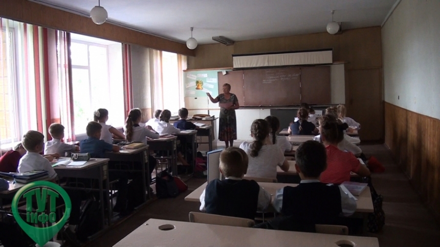 Ученики обвалившейся Новобугской школы начали учебный год вовремя