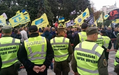 Под ВР участники "бляхомайдана" подрались с полицейскими