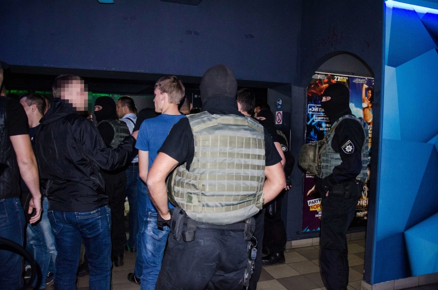 В николаевском ночном клубе нашли наркотики и оружие - задержано 38 человек