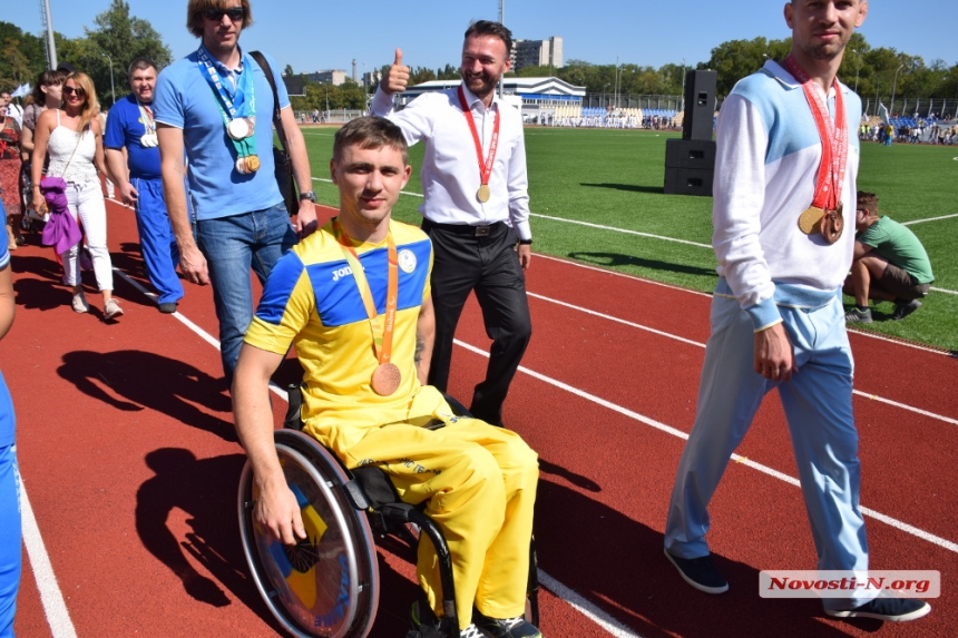 В День города николаевские спортсмены прошли парадом по новому стадиону в парке \"Победа\"