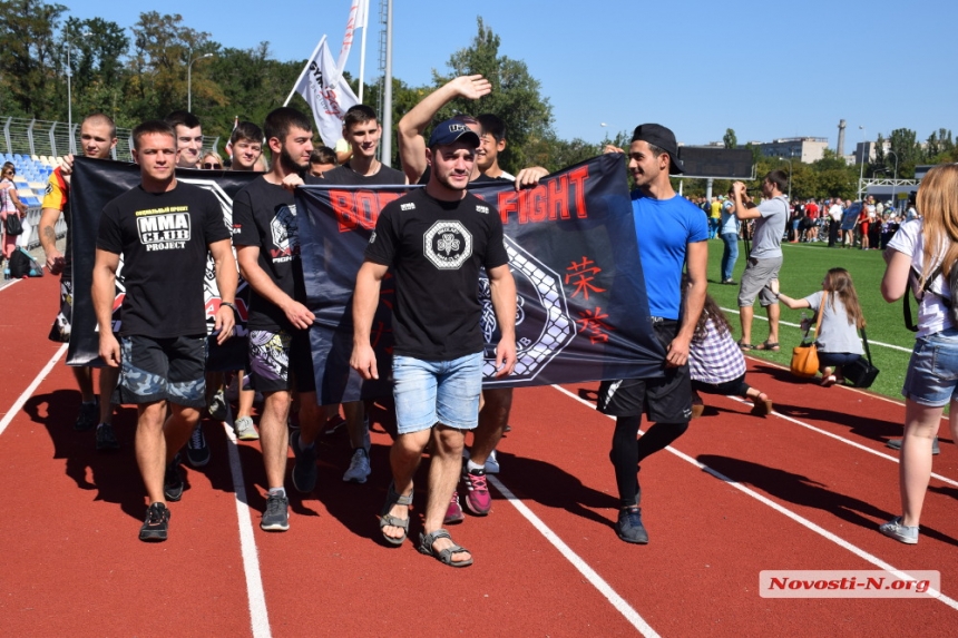 В День города николаевские спортсмены прошли парадом по новому стадиону в парке \"Победа\"