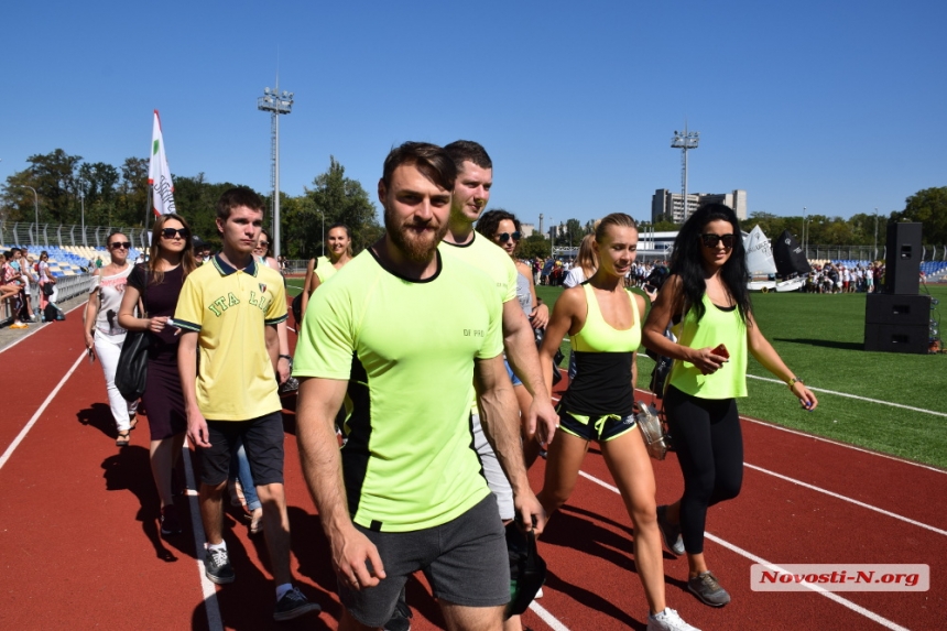 В День города николаевские спортсмены прошли парадом по новому стадиону в парке \"Победа\"