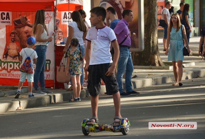 Николаевцы вышли на променад в День города. ФОТОРЕПОРТАЖ