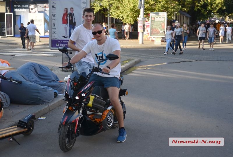 Николаевцы вышли на променад в День города. ФОТОРЕПОРТАЖ