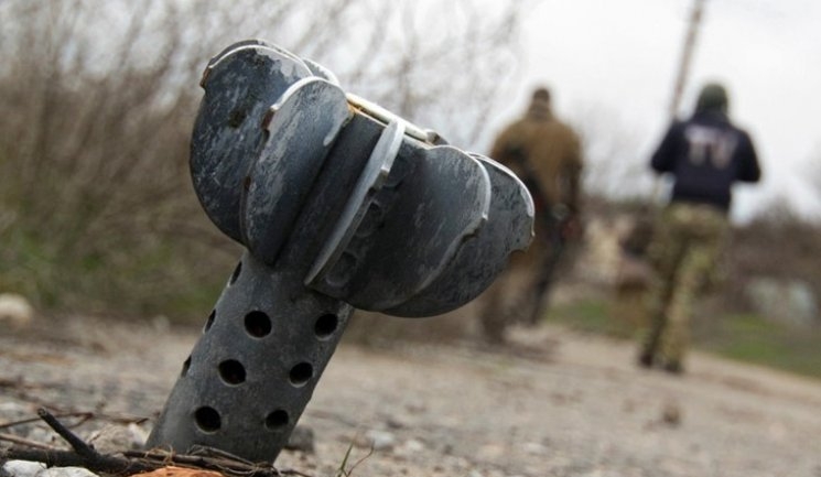 Один военный был ранен во время обстрела боевиками Новоселовки в Донецкой обл., - штаб