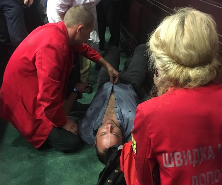 Драка в Киевском облсовете: депутату выбили зубы. ВИДЕО