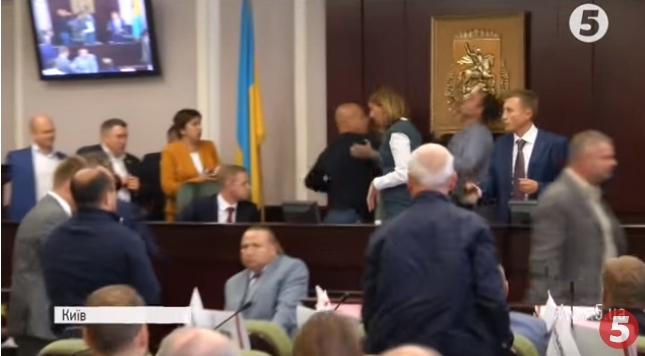 Появилось видео нашумевшей драки депутатов в Киевоблсовете