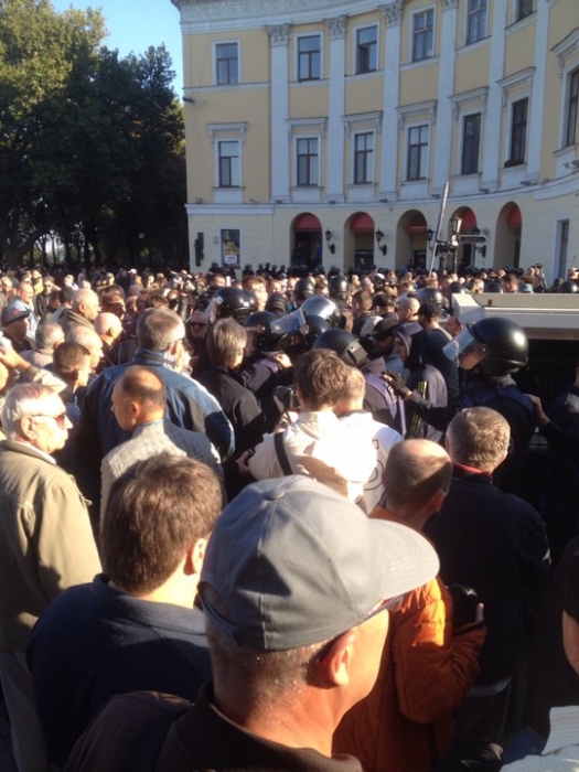 Саакашвили прибыл к памятнику Дюку, его пытаются заглушить противники