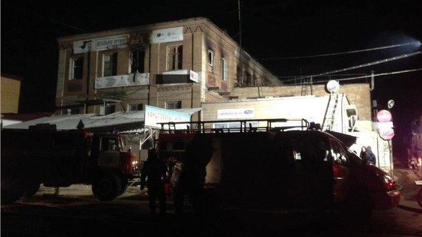Пожар в Запорожье: женщина выпрыгнула из горящего хостела, а ребенка спас отец
