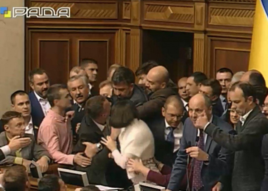 "Самопоміч" заняла президиум парламента и спровоцировала толкотню