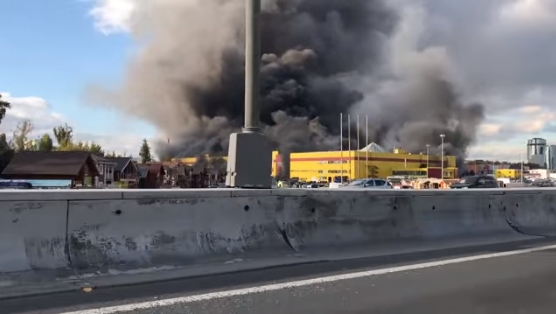 Масштабный пожар в Москве: горит торговый центр