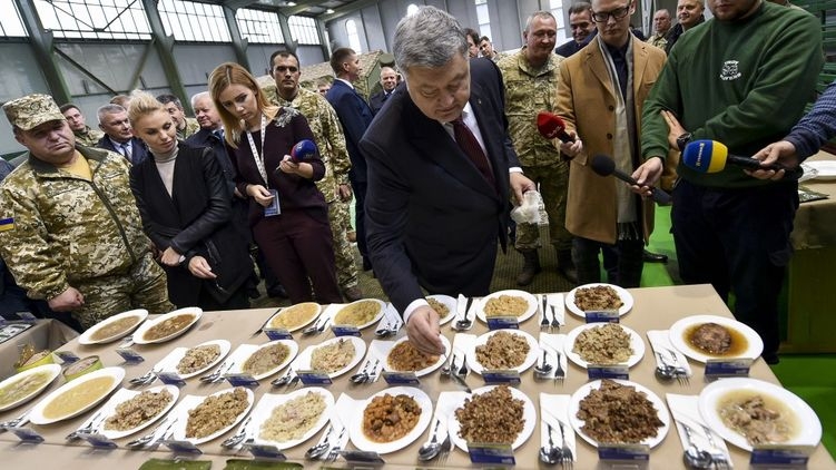 Как питаются бойцы ВСУ, пока не видит Порошенко. Солдатское видео