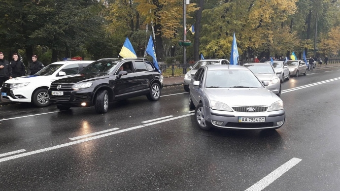 Вблизи ВР заблокировали машины "Автомайдана" и изымают молотки. ВИДЕО