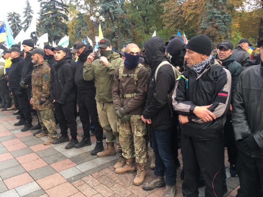 Митингующие окружили Верховную Раду и готовятся к штурму. Видео