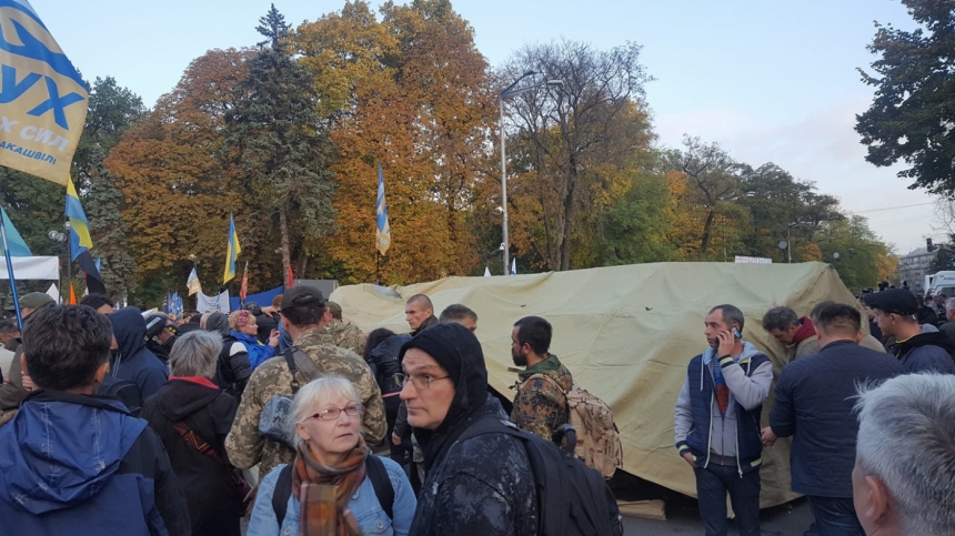 Полиция пропускает протестующих к зданию Рады: те уже начали устанавливать палатки