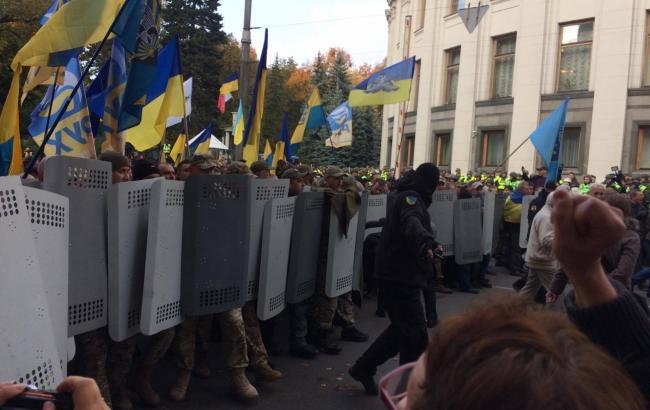 Столкновения под Радой: протестующие перекрыли Грушевского 