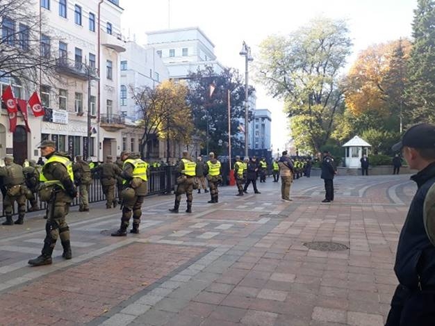 Полиция уговаривает митингующих перенести палатки в Мариинский парк