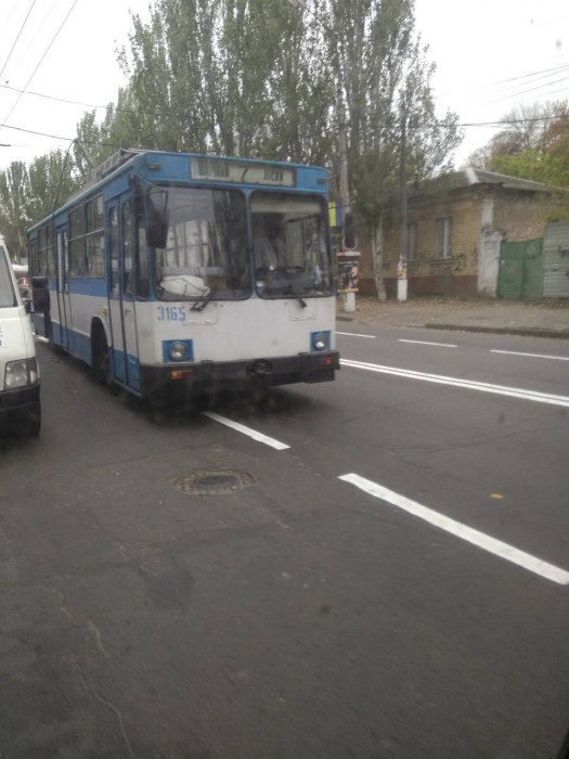 В центре Николаева за-за сломавшегося троллейбуса образовалась пробка