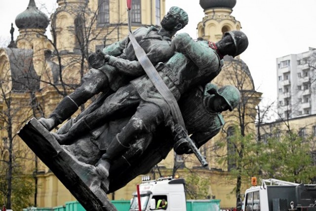 Сегодня в Польше вступил в силу закон о сносе советских памятников
