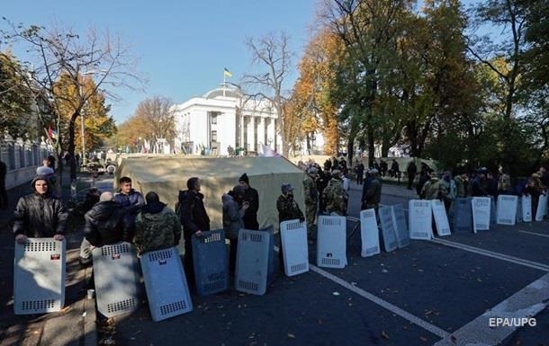 Под Радой собираются митингующие