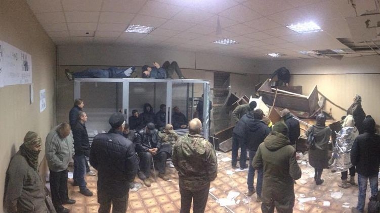 К суду, где окопались радикалы с Коханивским, стянули сотню полицейских