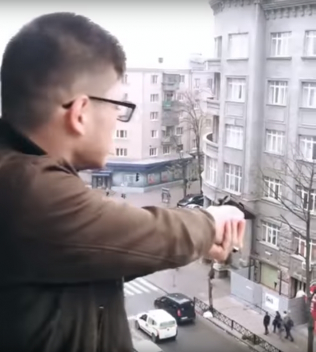 В центре Харькова молодой человек открыл стрельбу по прохожим
