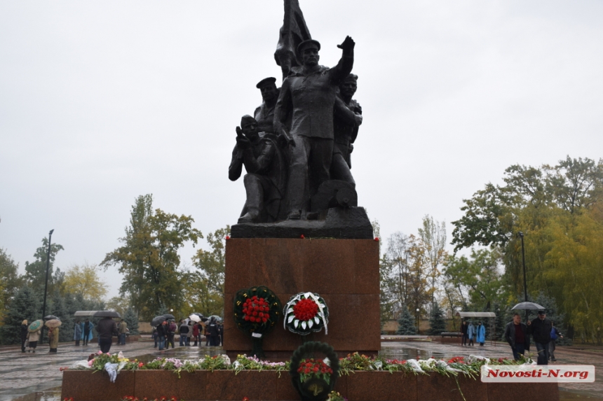 В Николаеве «афганцы» и ветераны МВД возложили цветы к мемориалу ольшанцев 