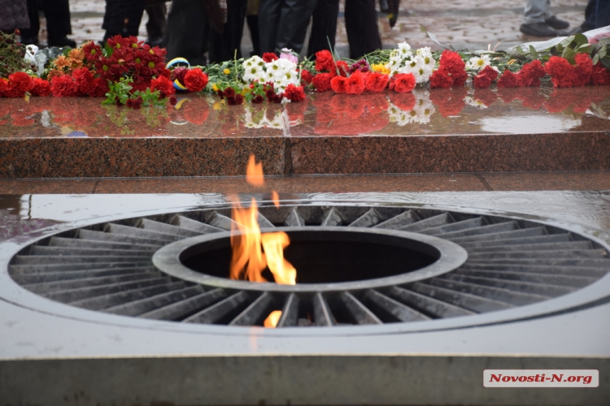 В Николаеве «афганцы» и ветераны МВД возложили цветы к мемориалу ольшанцев 