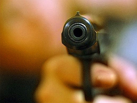 Двое хулиганов ночью грабят жителей Намыва, угрожая им пистолетом