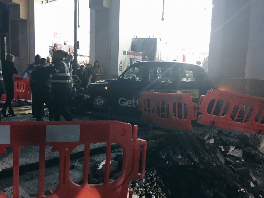В центре Лондона такси наехало на пешеходов, есть пострадавшие