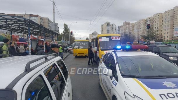 В Киеве маршрутка наехала на людей возле остановки: двое погибших