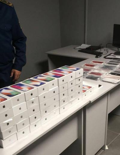 Одессит пытался ввезти из Турции контрабандой 43 iPhone Х