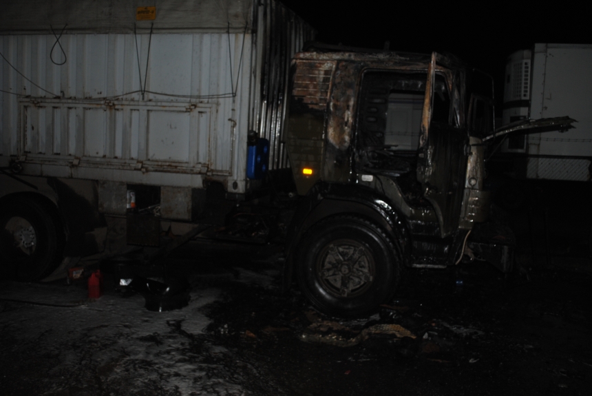 В Николаеве горел КамАЗ: водитель получил ожоги 
