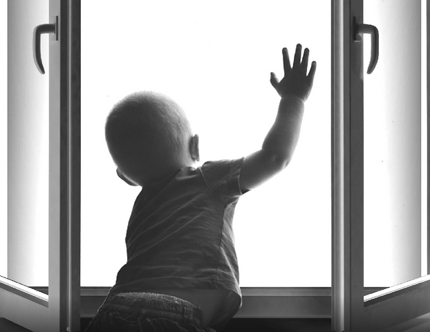 В Николаеве 3-летний ребенок выпал из окна многоэтажки — малыш госпитализирован в тяжелом состоянии