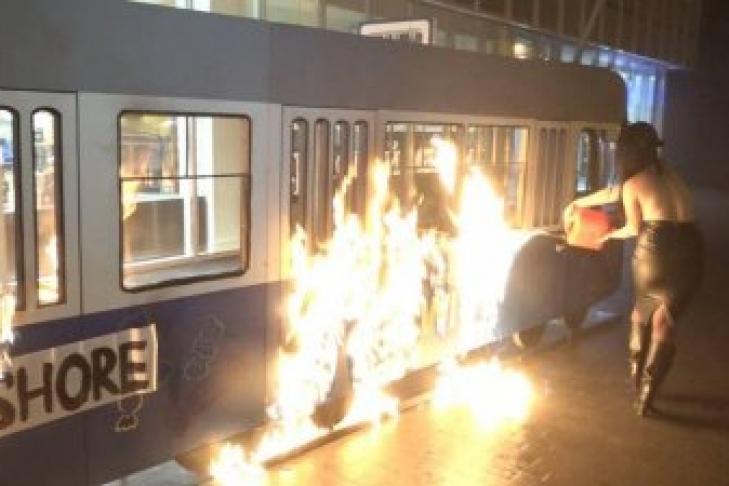 Полуголая активистка Femen подожгла трамвай в Виннице