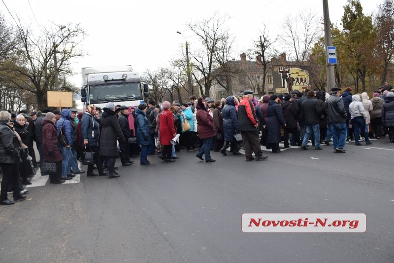 В Николаеве заводчане перекрыли международную магистраль. ФОТОРЕПОРТАЖ