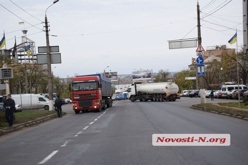 В Николаеве заводчане перекрыли международную магистраль. ФОТОРЕПОРТАЖ