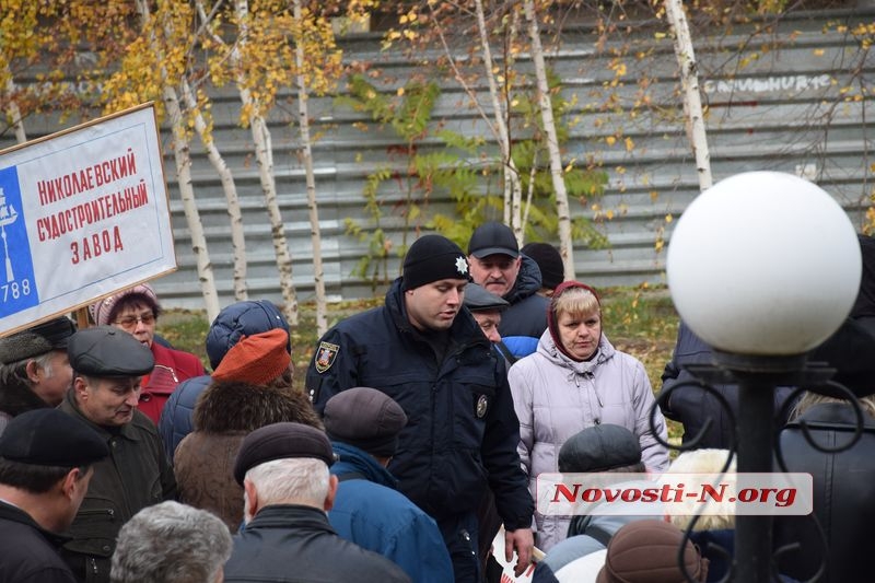 В Николаеве заводчане перекрыли международную магистраль. ФОТОРЕПОРТАЖ