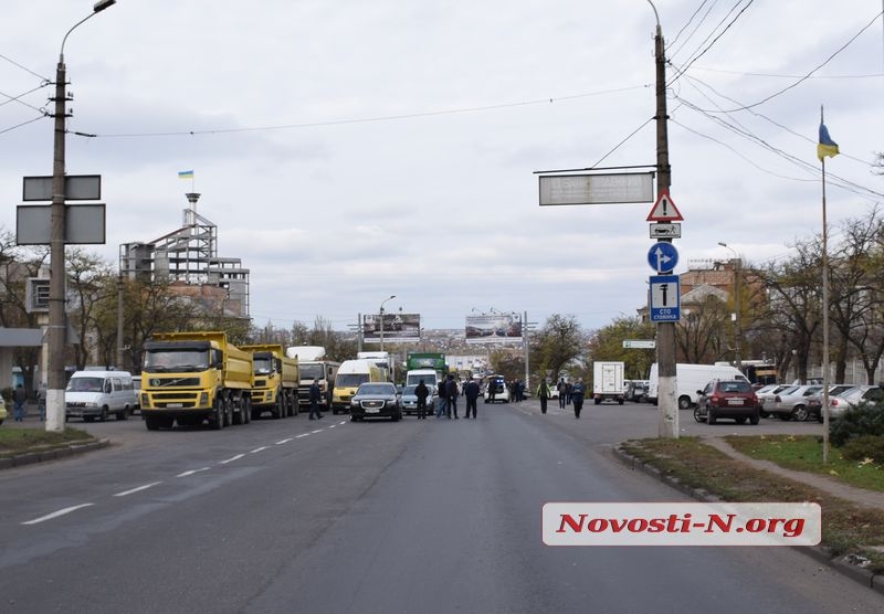 В Николаеве заводчане перекрыли международную магистраль. ФОТОРЕПОРТАЖ