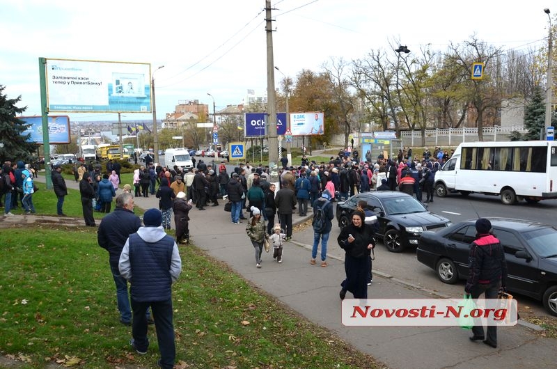 В Николаеве заводчане перекрыли международную магистраль. ФОТОРЕПОРТАЖ