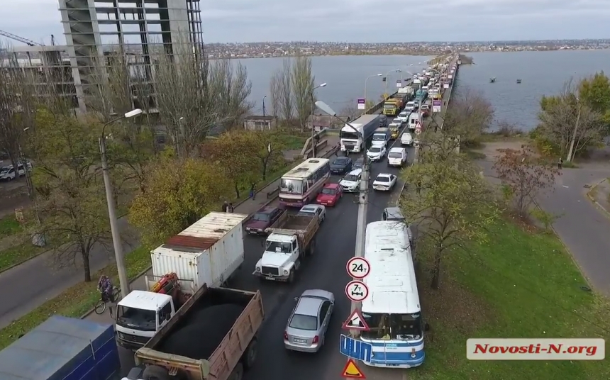Движение по Варваровскому мосту в Николаеве заблокировано: видео с высоты